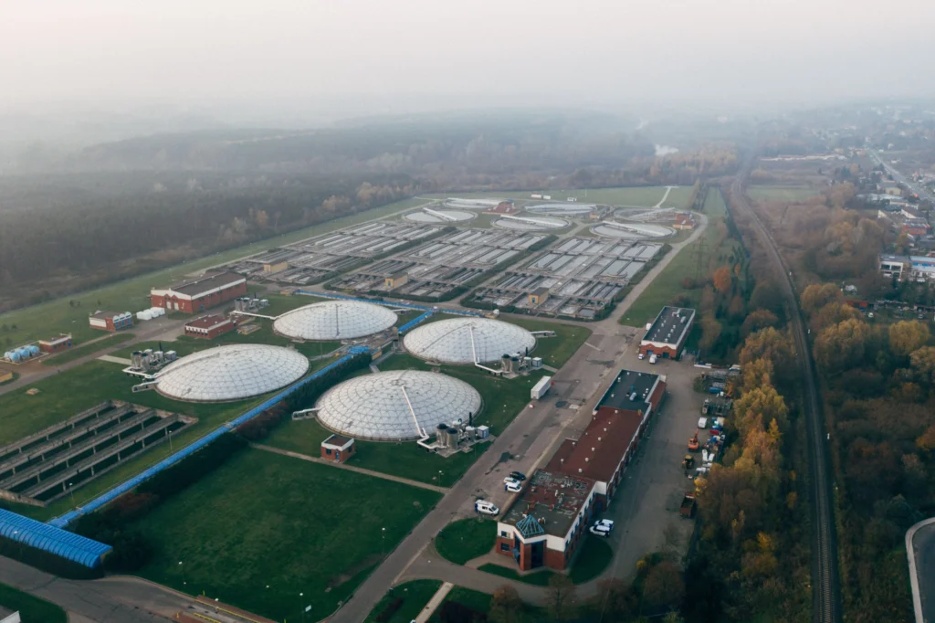 Nagyvárosi szennyvíztisztító telep légifotója – biogáz kupolák és ülepítő medencék